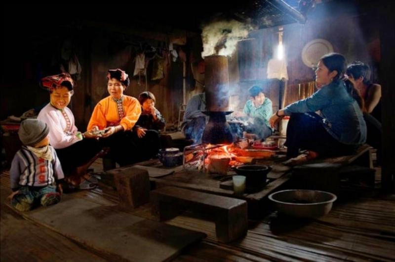 Gia đình dạy trẻ em về lòng yêu nước và bảo vệ tổ quốc